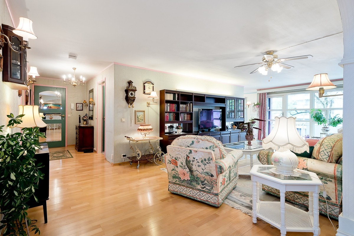 Videre inn fra entréen kommer du til boligens hjerterom. Galleribilde