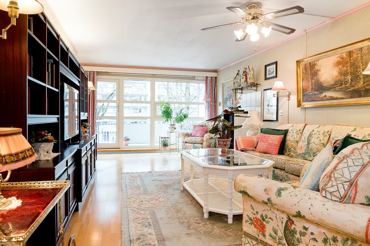 Stuen er lys og stor med plass til både sittegruppe og spisegruppe. Galleribilde