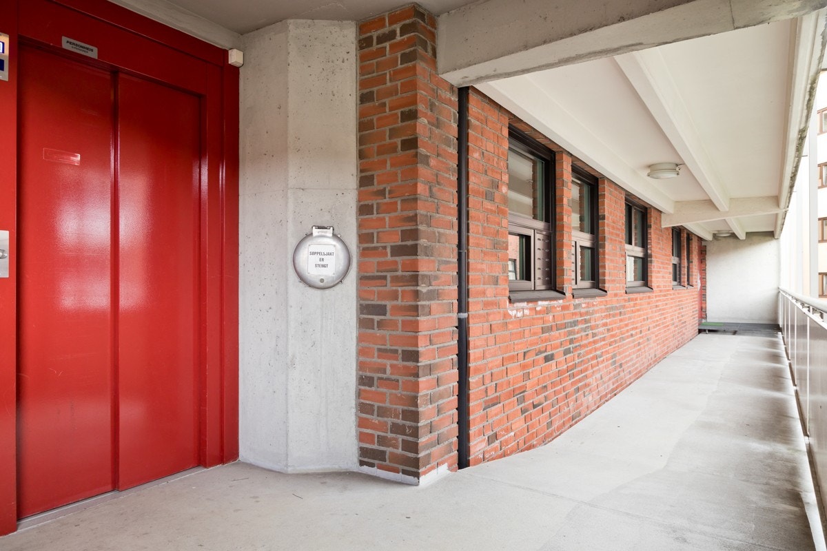 Det er innstallert nyere heis i sameiet. Herfra kan du enkelt komme deg til din romslige loftsbod, inngangsparti og ikke minst parkeringsplassen i garasjekjelleren. Galleribilde