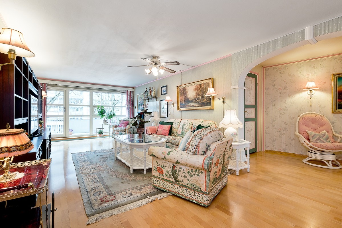 Aktiv Carl Berner - Presentert av Mari Schei Eikbu og Marius Aasen. Velkommen inn til denne fargerike og velholdte boligen på Rosenhoff! Galleribilde