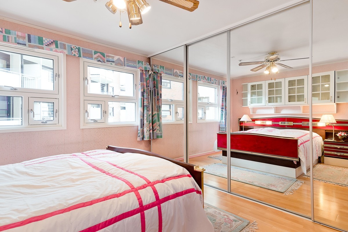 Her kan man enkelt sette opp en vegg slik at man kan gjøre om dette soverommet til to separate soverom. Soverommet har to dører som i tillegg gjør det veldig enkelt for deg å skape en stor 3-roms til en 4-roms leilighet. Galleribilde