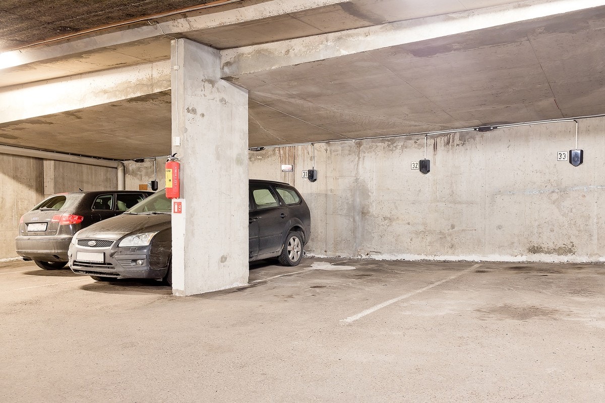 Egen parkeringsplass i garasjekjeller følger med boligen. Det er lagt til rette for å sette opp egen el-billader. Galleribilde