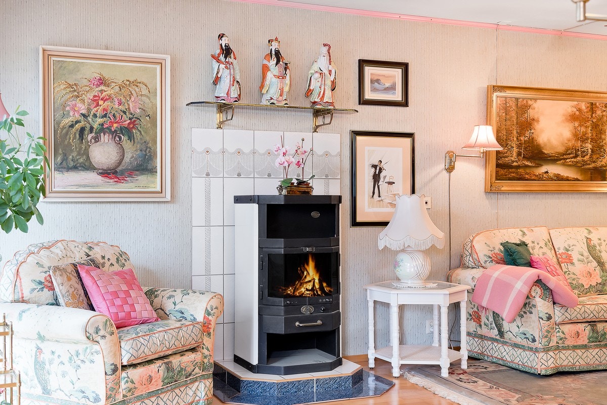 Den flotte og unike peisovnen fremstår som ny da nåværende eier nesten ikke har benyttet denne så mye, da boligen holder godt på varmen fra før. Galleribilde