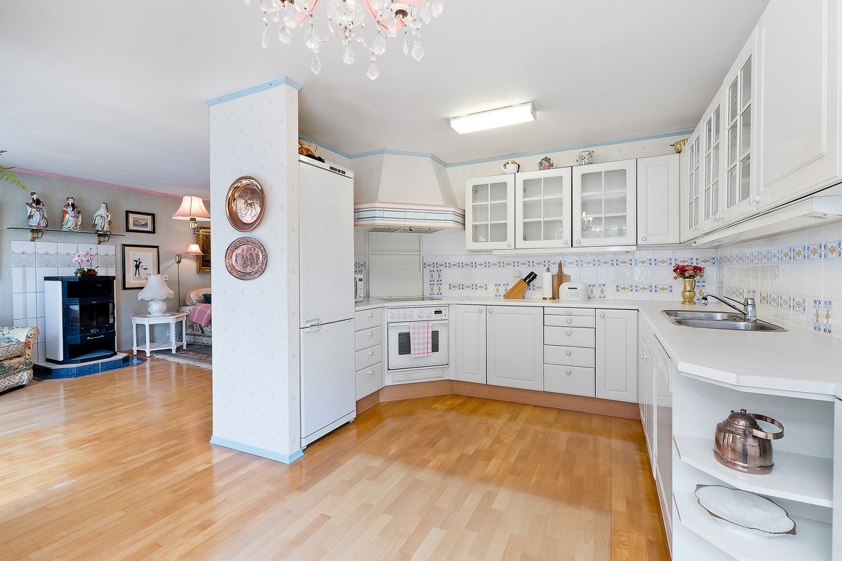 Velholdt separat kjøkken! Kjøkkenet fremstår av eldre dato, men er veldig godt bevart. Galleribilde