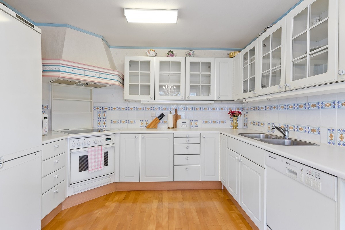 Kjøkkeninnredning fra Norema med profilerte/glassfronter. Laminat benkeplate med oppvaskkum og 1-greps blandebatteri. Det er innstallert lys under overskap, ventilator med mekanisk avtrekk. Integrerte hvitevarer med komfyr, platetopp og oppvaskmakin. Galleribilde