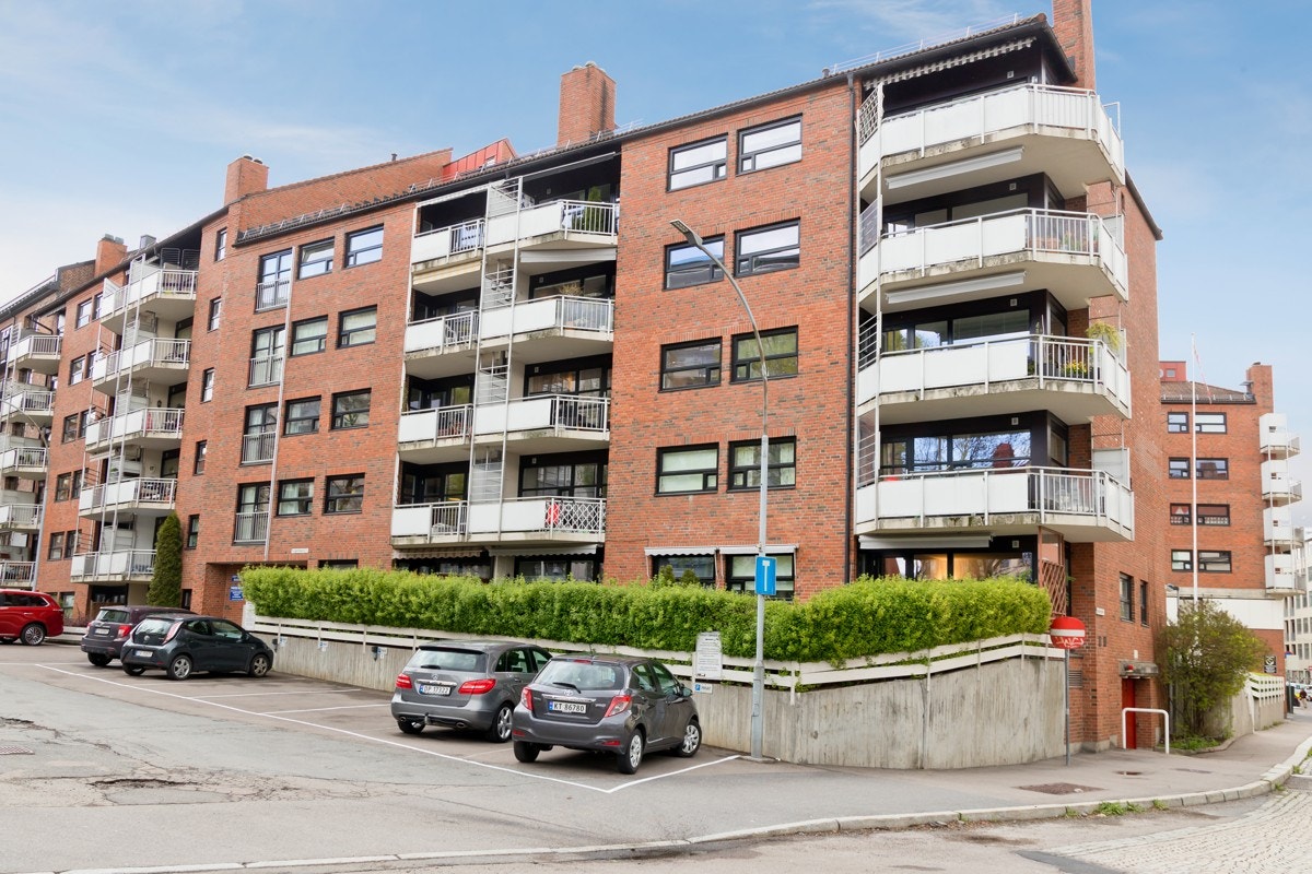 I tillegg til egen garasje er det 8 gjesteparkeringer rett utenfor hovedinngangen. Galleribilde