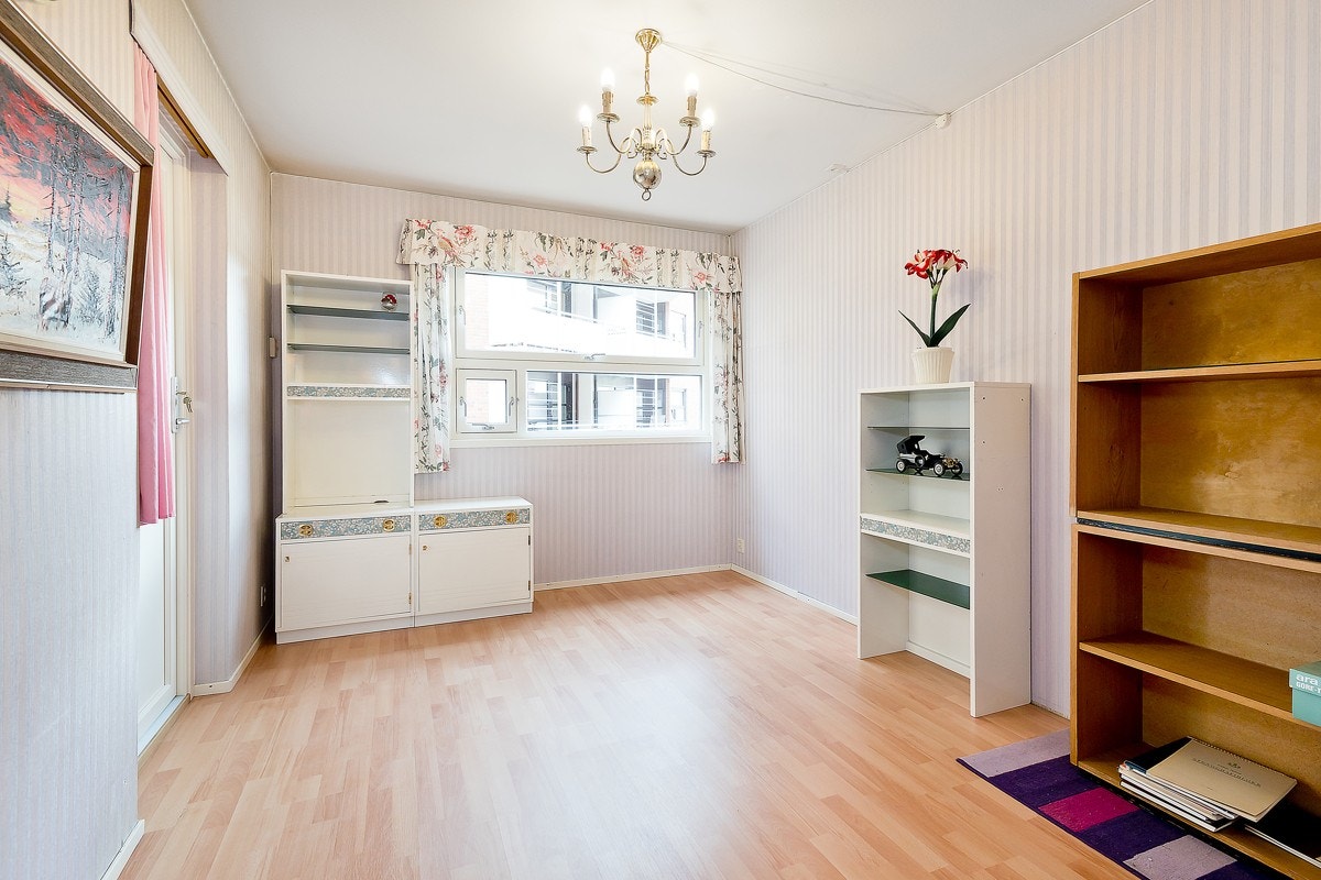 Fra stuen kommer du til det første soverommet. Soverommet er av god størrelse med både store vindusflater og ikke minst utgang til egen balkong på 2m² som gir en god luftig følelse. Galleribilde