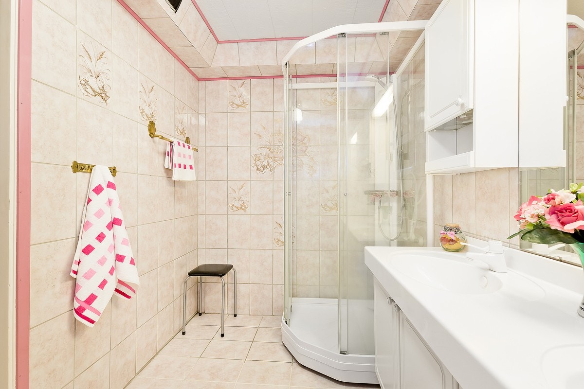 Romslig baderom med stort potenisale. Nyere dusjkabinett av god kvalitet, noe eldre baderomsinnredning, opphøyd tak som gir ekstra romfølelse og ikke minst god takhøyde. Galleribilde