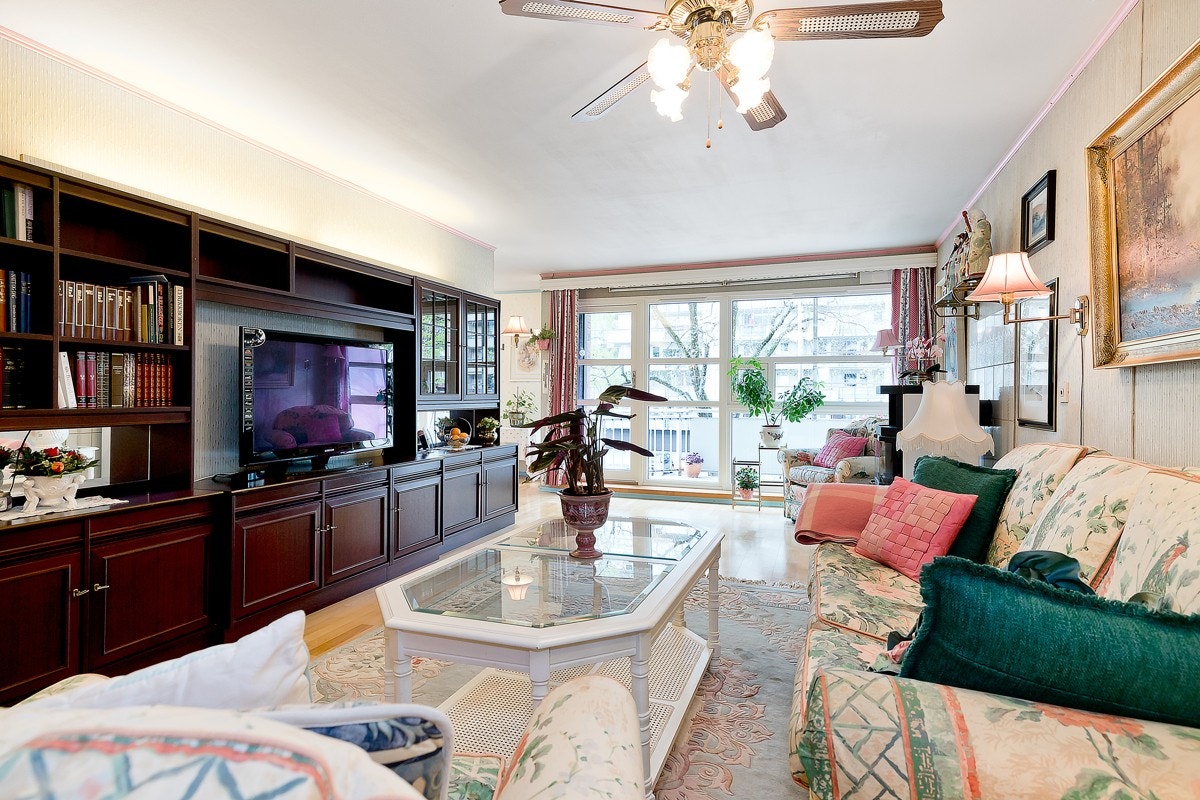 Store vindusflater gir rikelig med lysinnslipp og en hyggelig atmosfære. Galleribilde