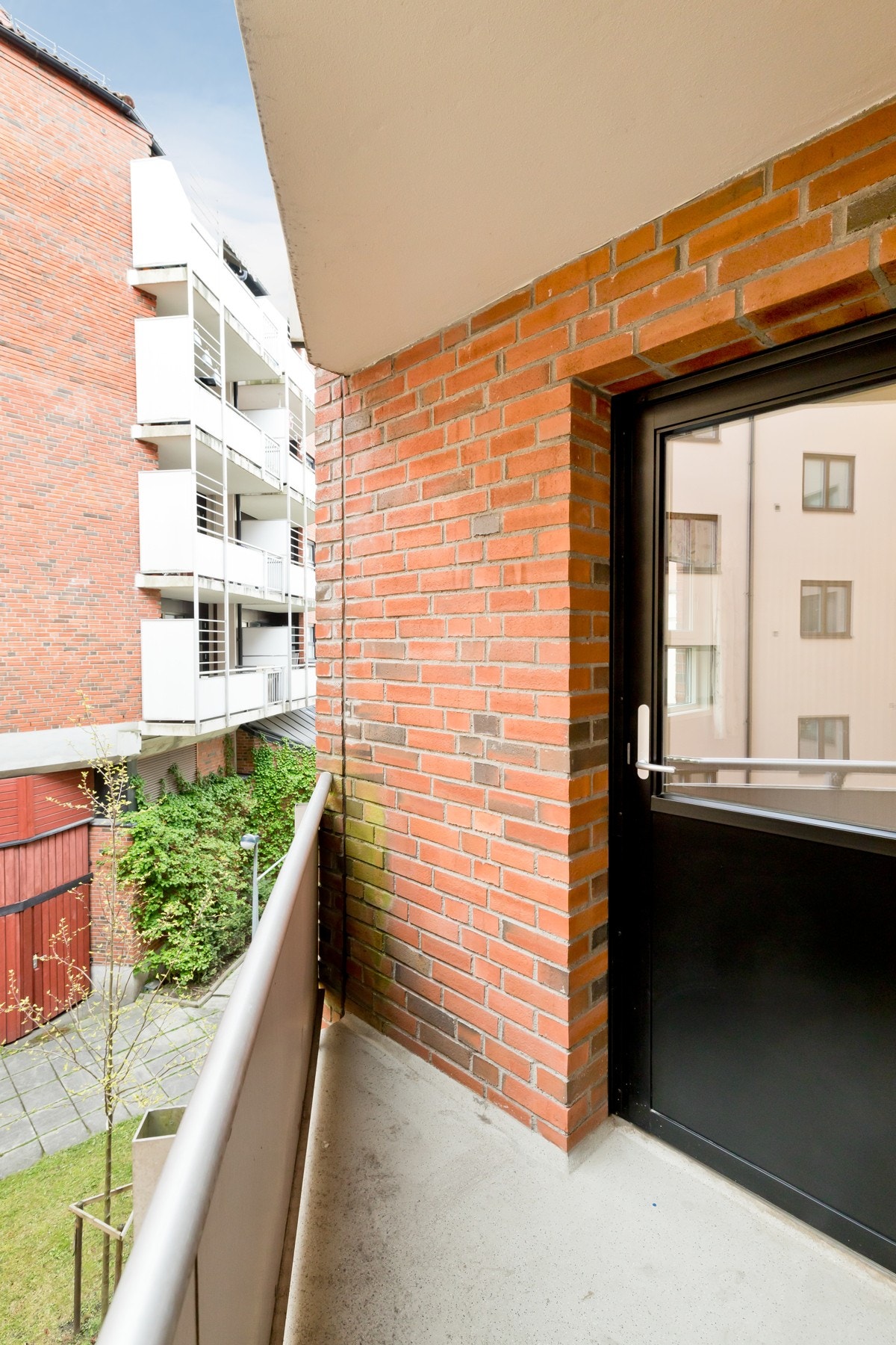 Ut fra soverommet har du tilgang til en liten balkong på 2m² som vender ut mot bakgården. Galleribilde