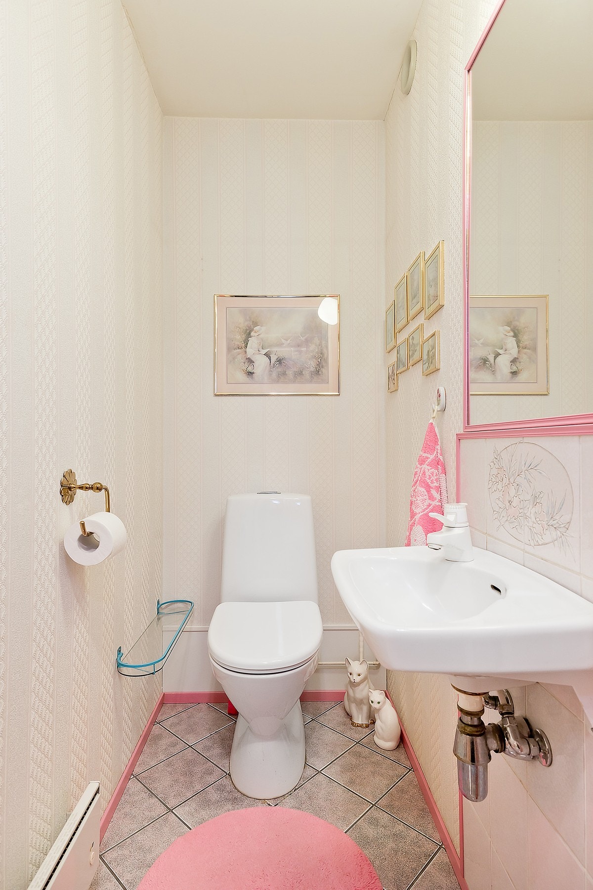 Separat toalett. Innredningen fremstår med vegghengt servant og toalett som ble skiftet i 2017. Galleribilde