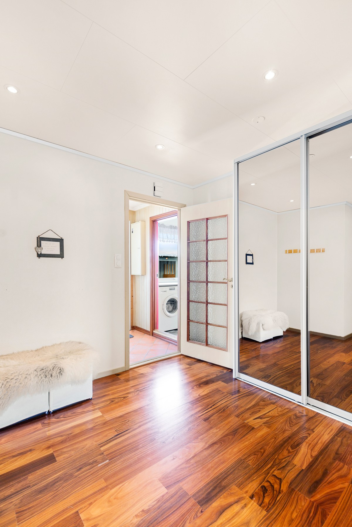 Entré med romslig skyvedørsgarderobe