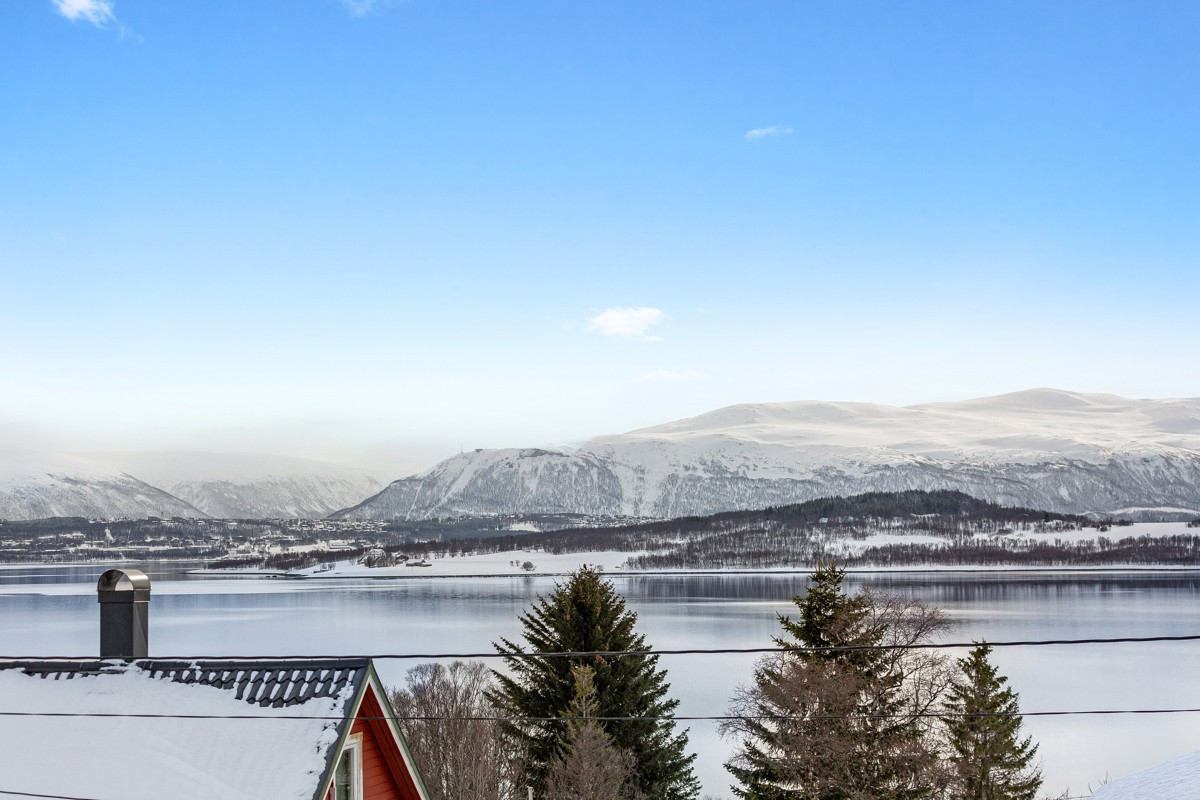 Tilnærmet panoramautsikt mot nord, øst og sør