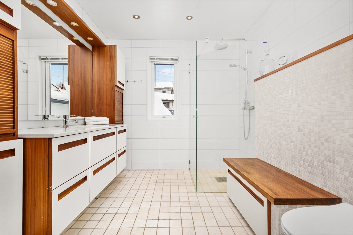 Pent flislagt bad i hovedleilighet med varme i gulv og stor dusjnisje