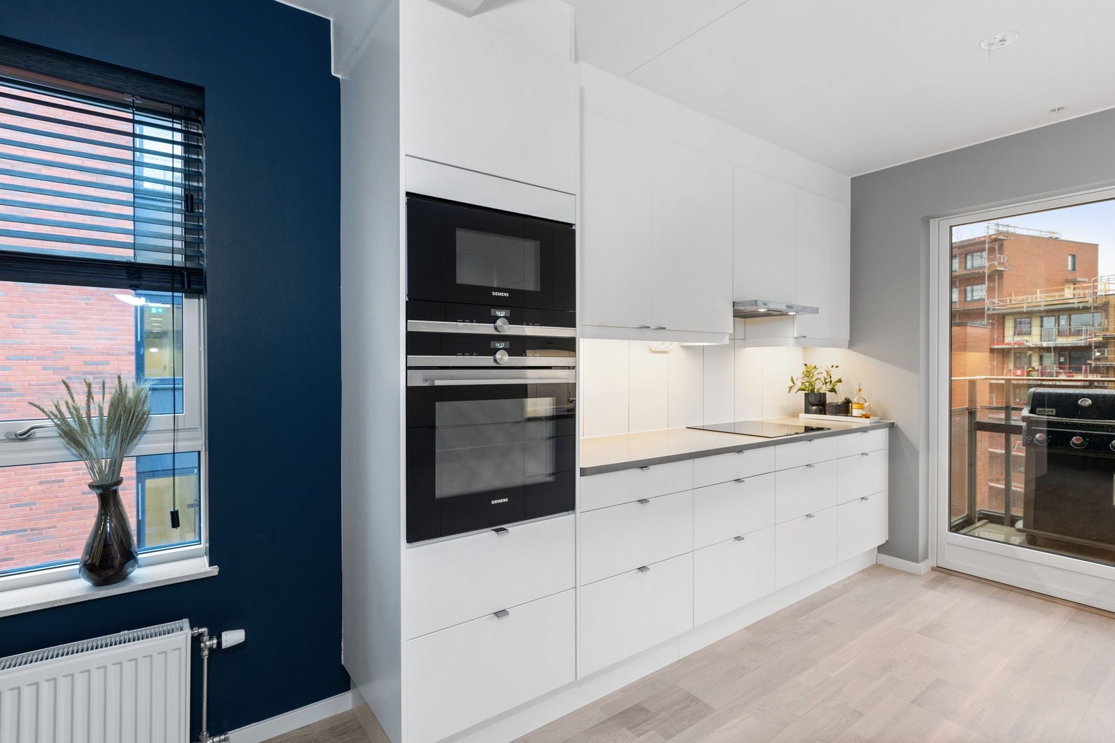 Kjøkken med veldig god plass og store benkeplasser Galleribilde