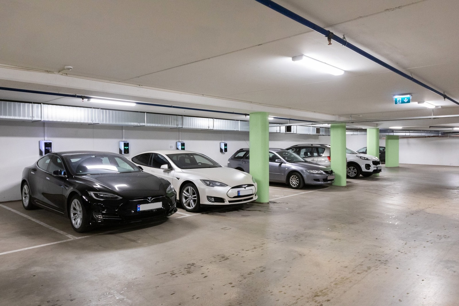 Parkeringsplass i lukket garasje med direkte adgang til leiligheten med heis. Parkeringsplassen har El-bil lader Galleribilde