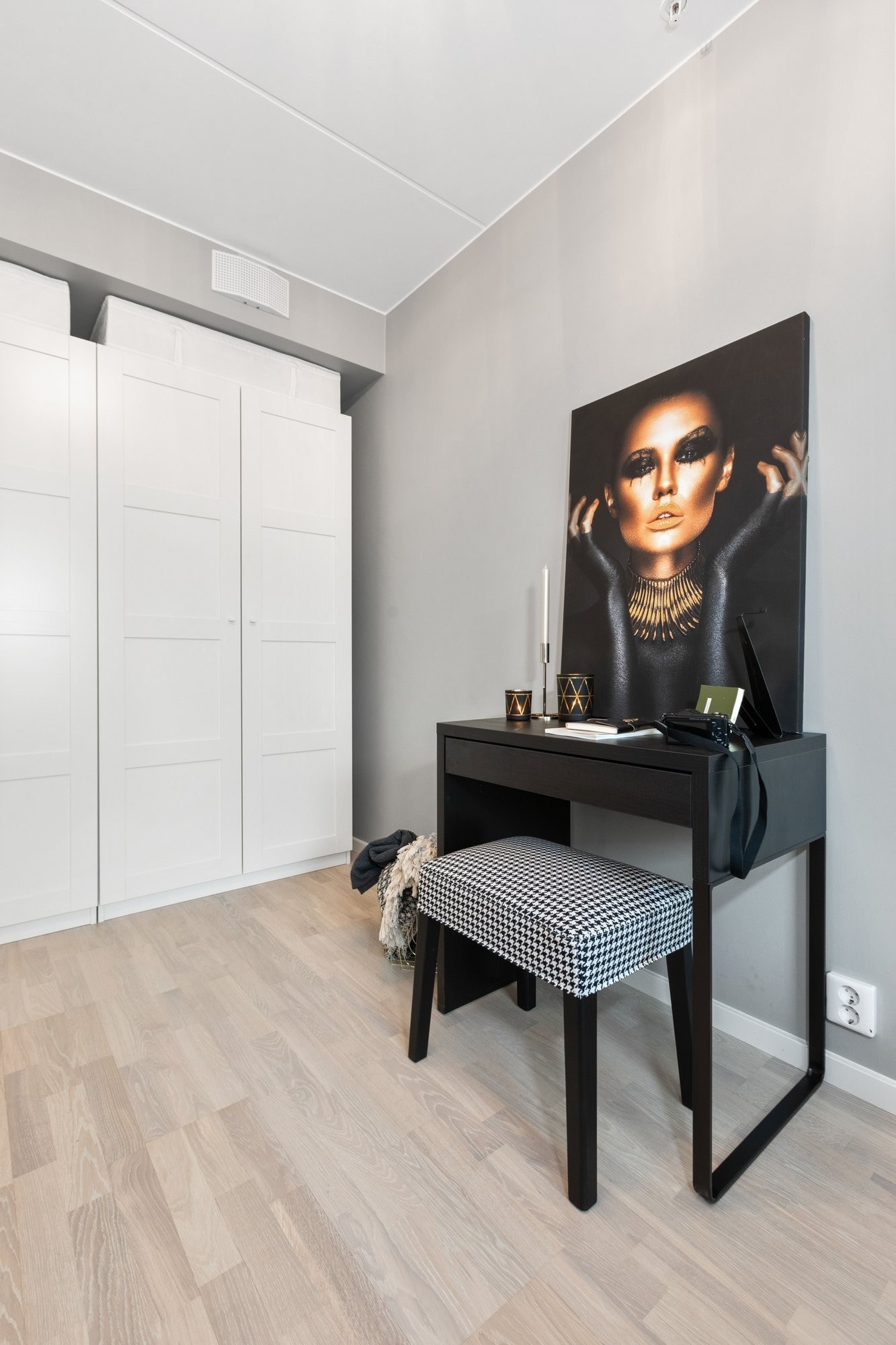 Gjesterom/kontor har også garderober Galleribilde