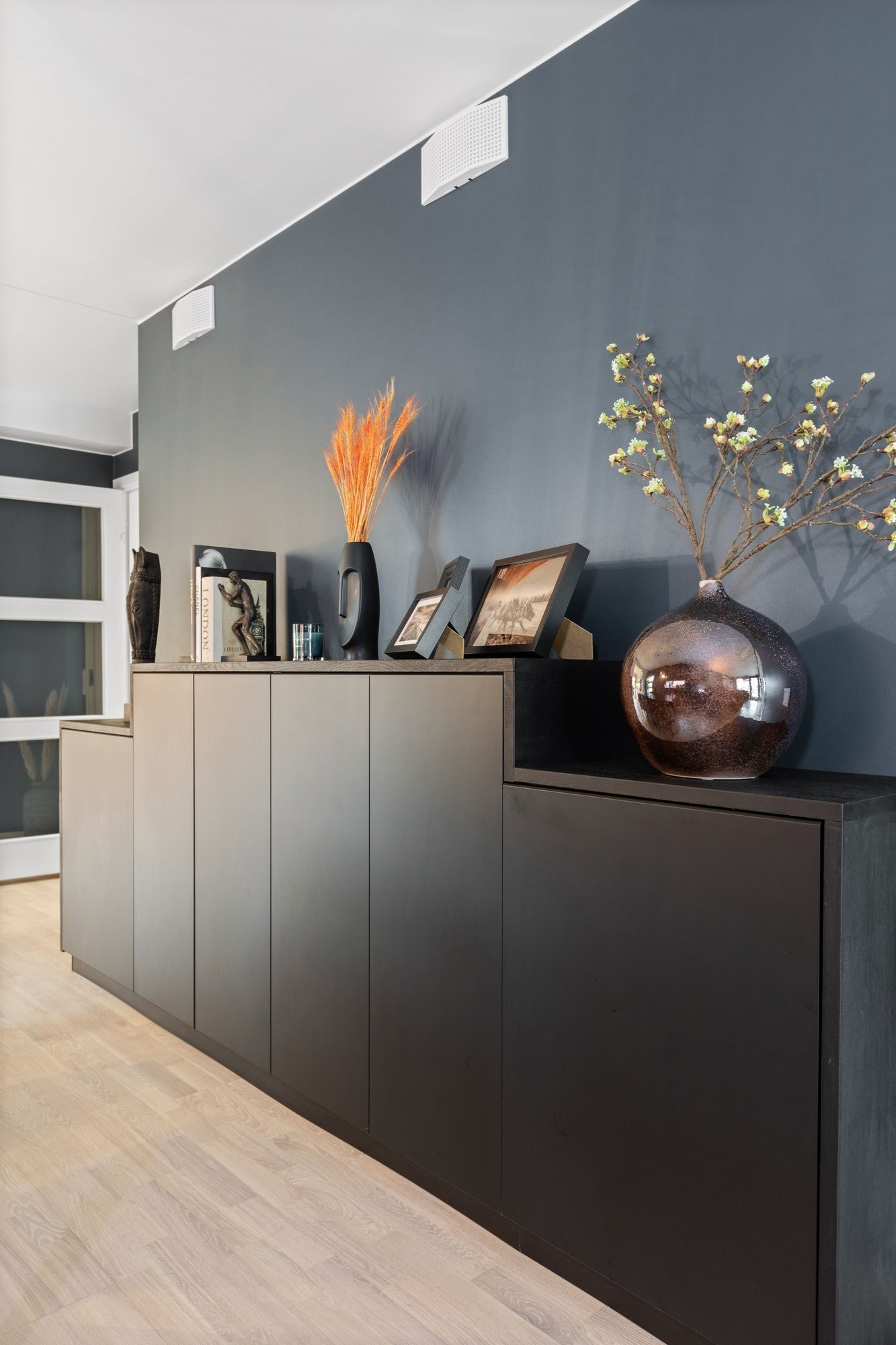 Detaljbilde av skjenk med forvaring med leilighetens fargevalg og stil Galleribilde