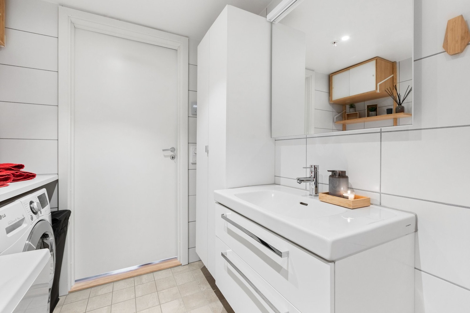 Mye skapplass på badet med høyskap og forvaring under servant. Galleribilde