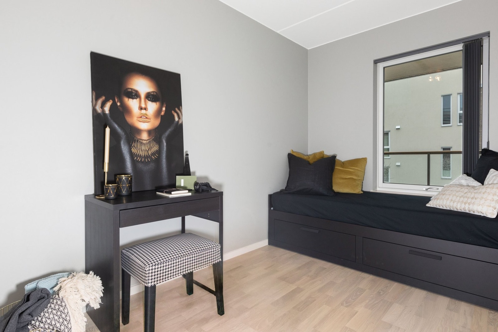 Gjesterom/kontor med plass til seng og skrivebord Galleribilde