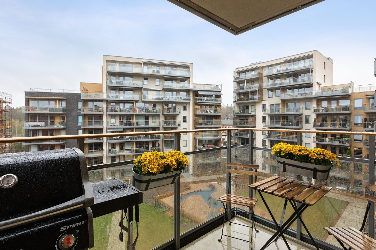 Balkongen på 5kvm er mot innegården med lekeplass og grønn arealer Galleribilde