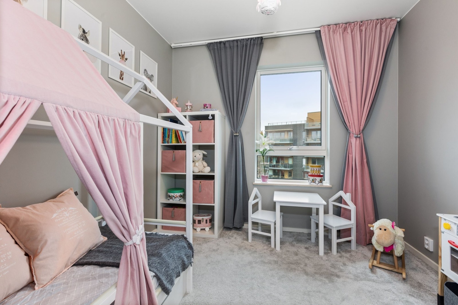 Stor barnerom som også har garderober bak dør Galleribilde