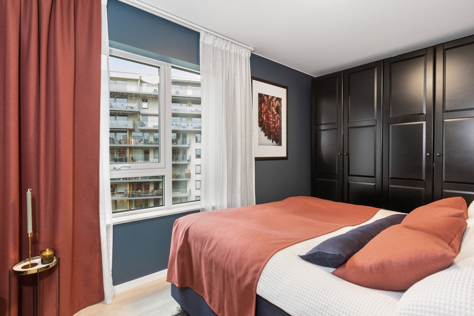 Soverommet har mye skapplass og følger leilighetens stil Galleribilde