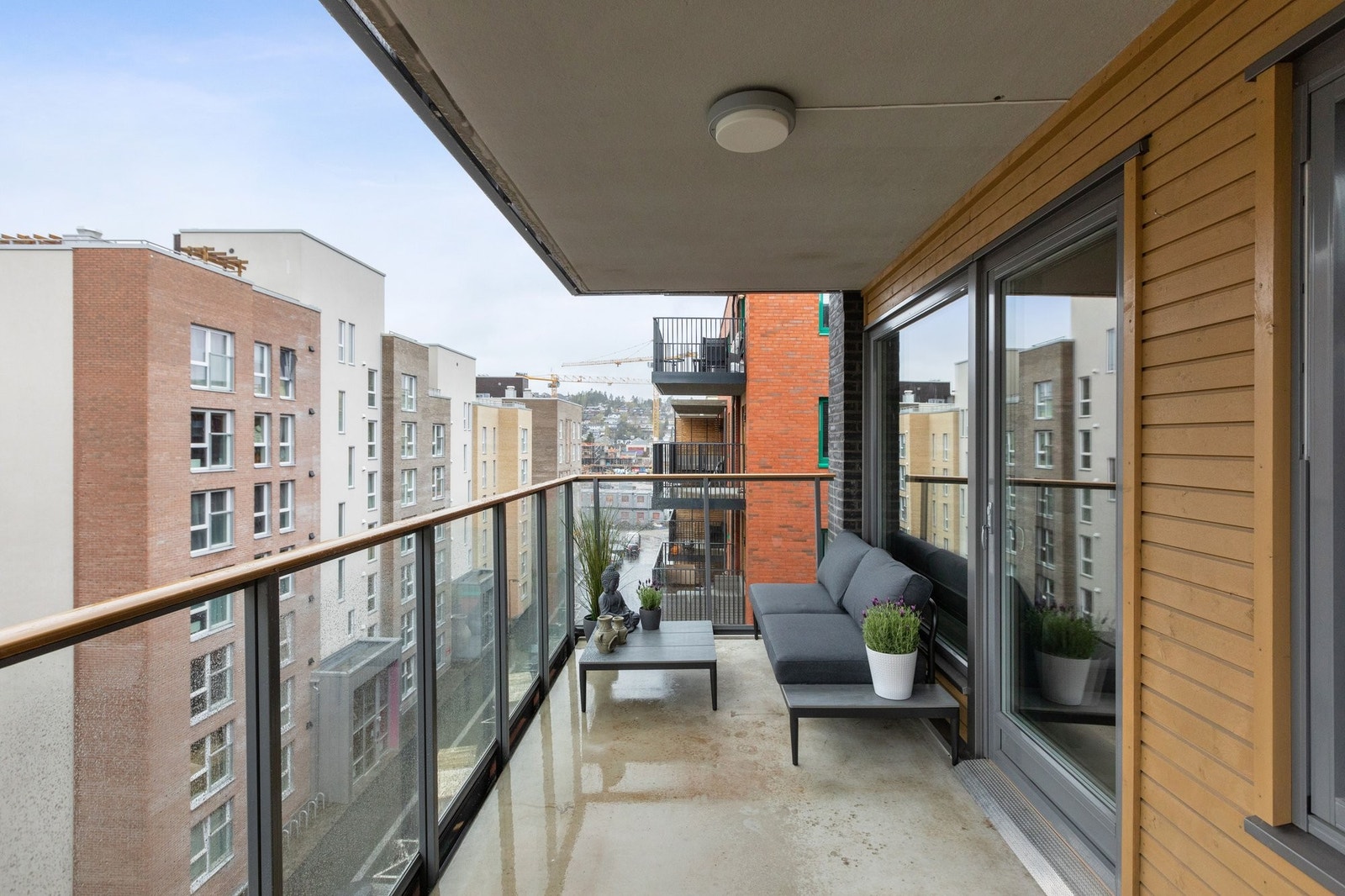 Stor balkong med sol frem til seint på ettermiddagen og god plass til stor sittegruppe. Galleribilde