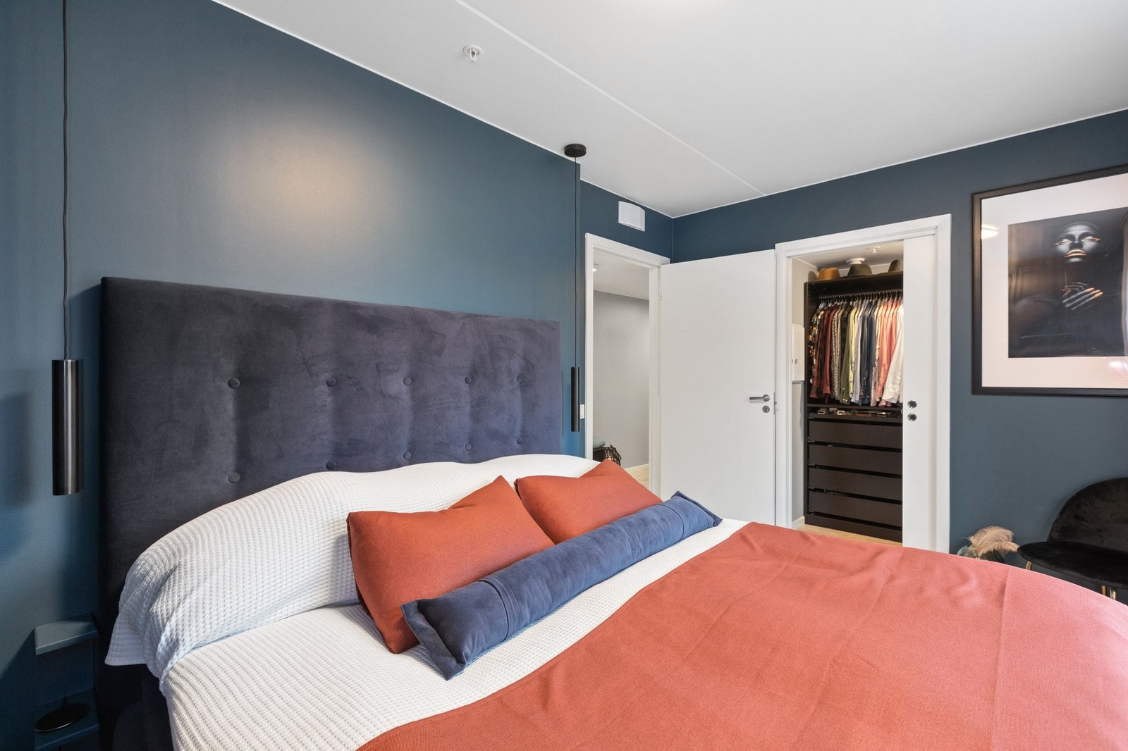 Stor soverom med god plass til dobbelseng og inngang til bod/walk-in garderobe Galleribilde