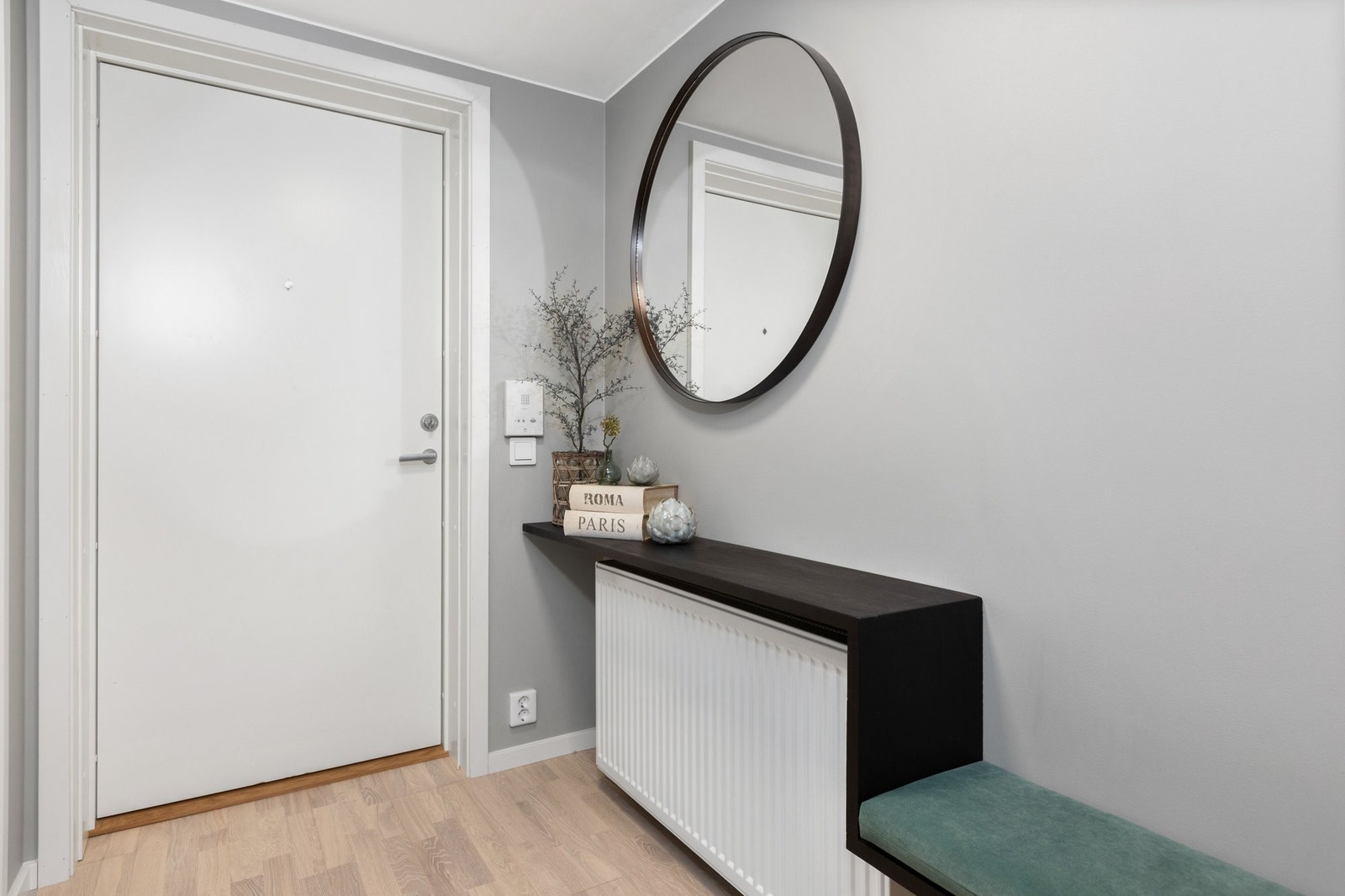 I gangen er det bygget en skjenk med sittedel tilpasset leilighetens fargevalg og stil Galleribilde