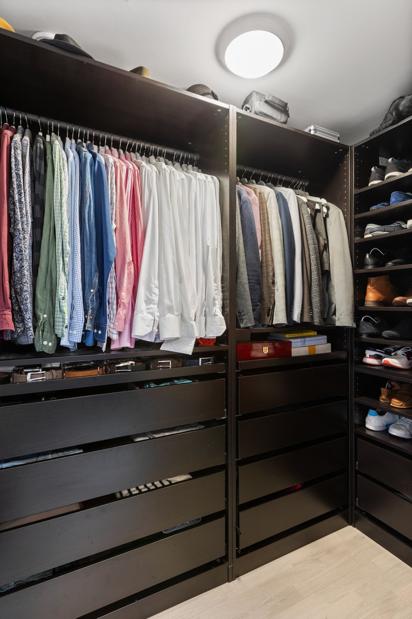 Bod/walk-in garderobe innredet med garderober og skuffer. Galleribilde