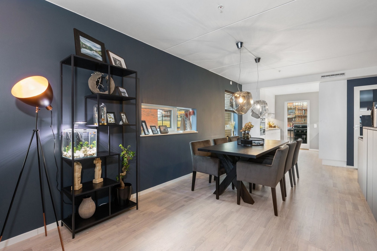 Det er godt om plass til en 6 personer spisebord mellom kjøkken og stue. Galleribilde