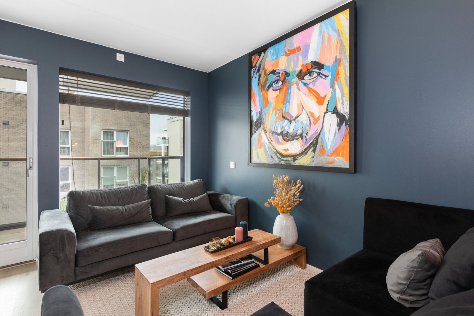 Stuen har store vinduer og utgang til balkong på 11kvm Galleribilde