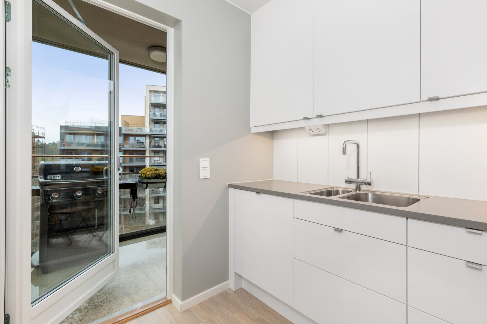 Utgang fra kjøkken til den nord vendt balkong på 5kvm Galleribilde