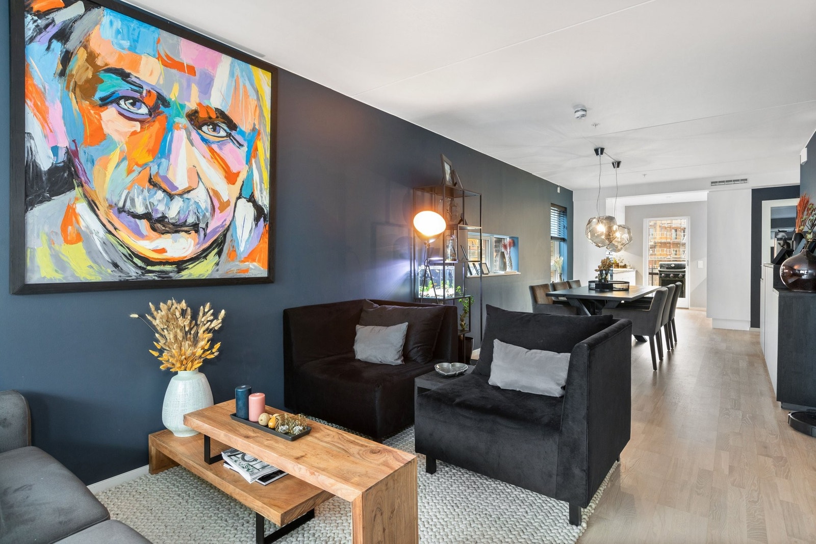 Åpenheten mellom stue og kjøkken skaper en lun atmosfære Galleribilde