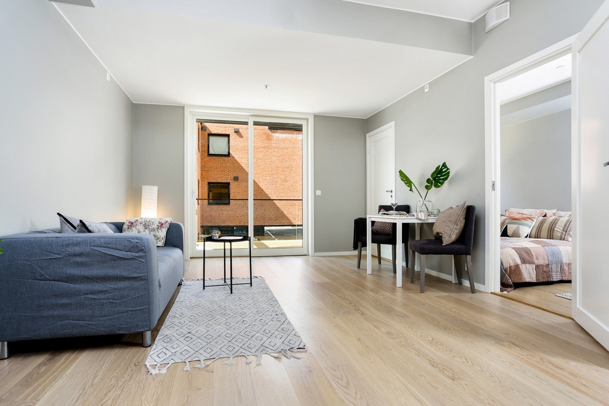 Pen og lys stue med utgang til balkong. Galleribilde