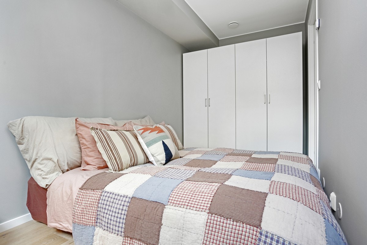 Soverom med garderobeskap. Galleribilde