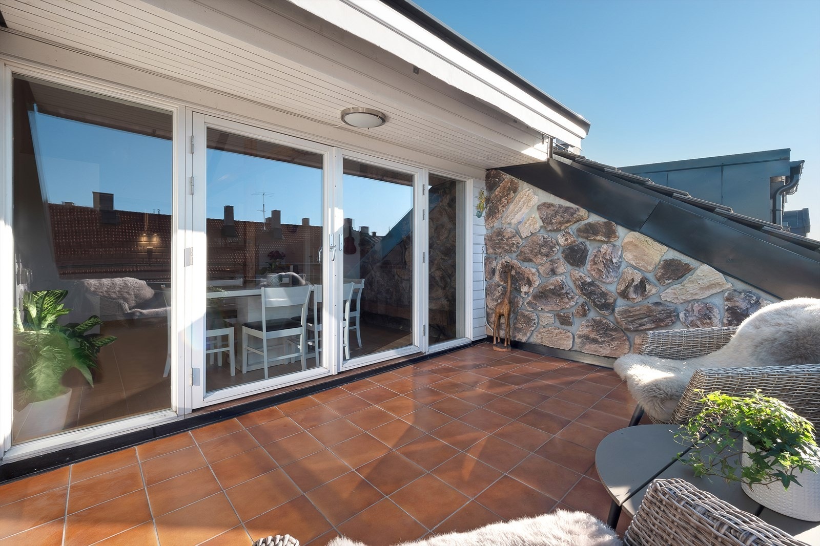 Stor takterrasse med varmekabler og elektrisk markise (2019) Galleribilde