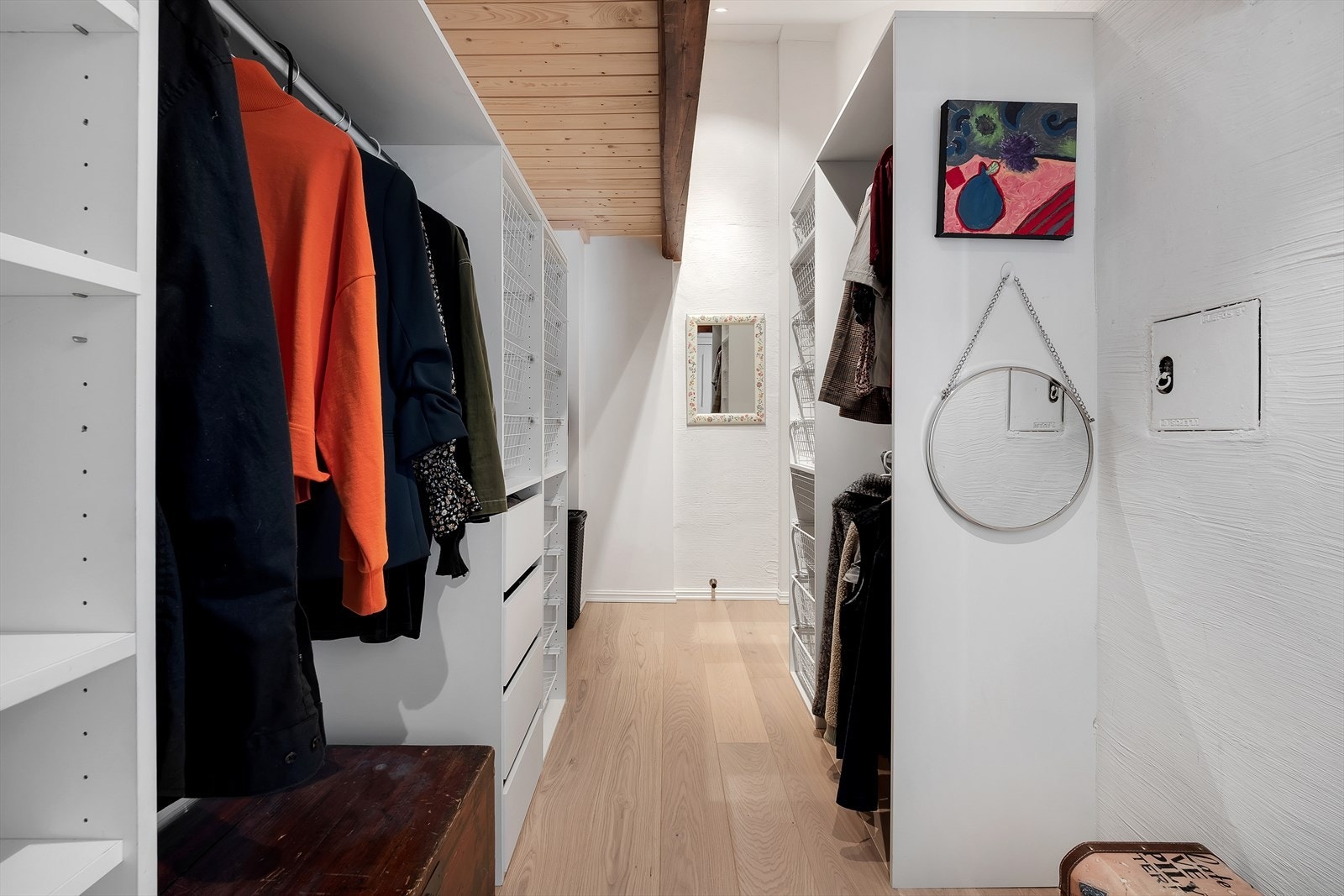 Romslig walk-in garderobe med praktisk hems for ekstra lagringsplass. Ekstra utgang til baktrapp Galleribilde