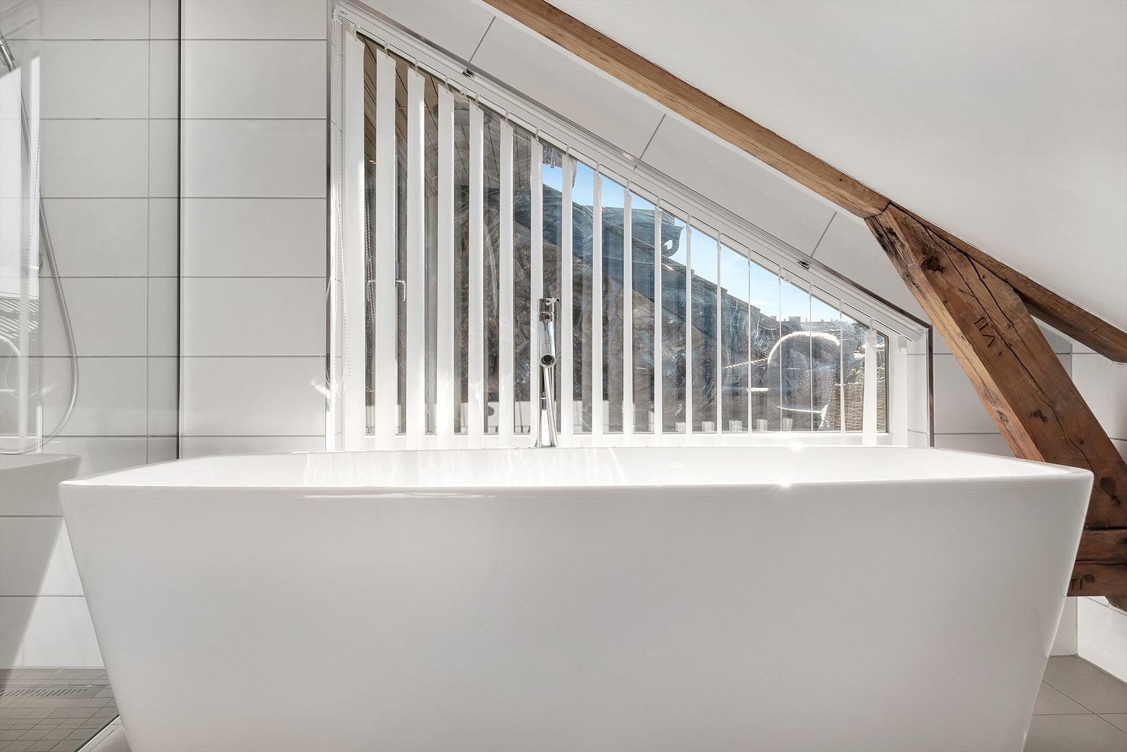 Fra vinduet mot takterrassen slipper dagslyset inn. Anvendelig lamellgardin. Galleribilde