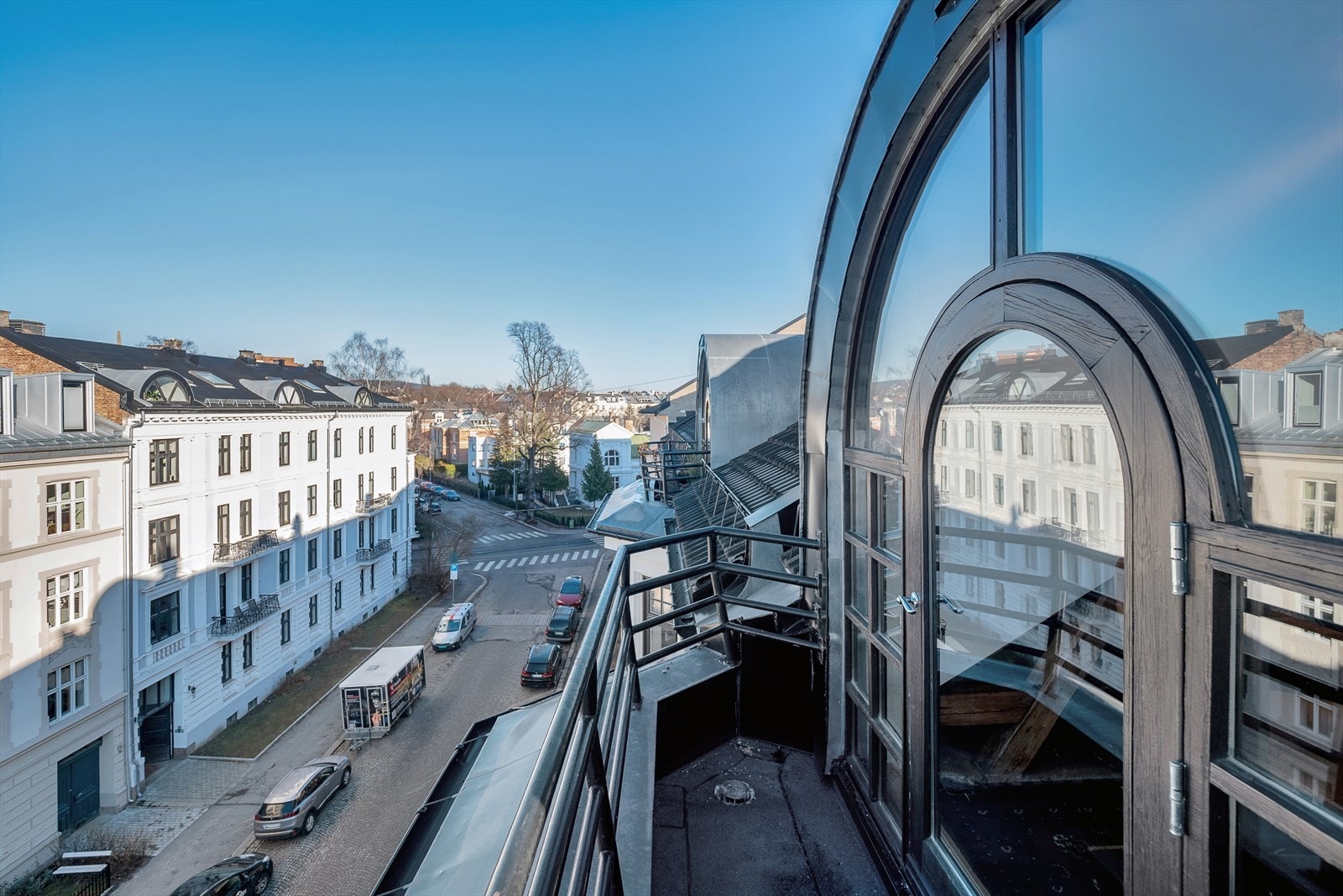 Balkongen skal flislegges av entreprenør Galleribilde