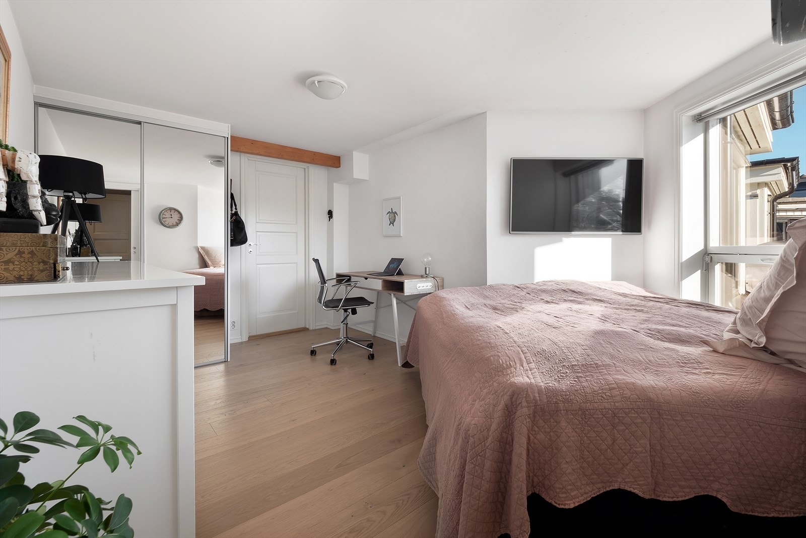 Direkte adkomst til walk-in garderoben fra soverommet Galleribilde