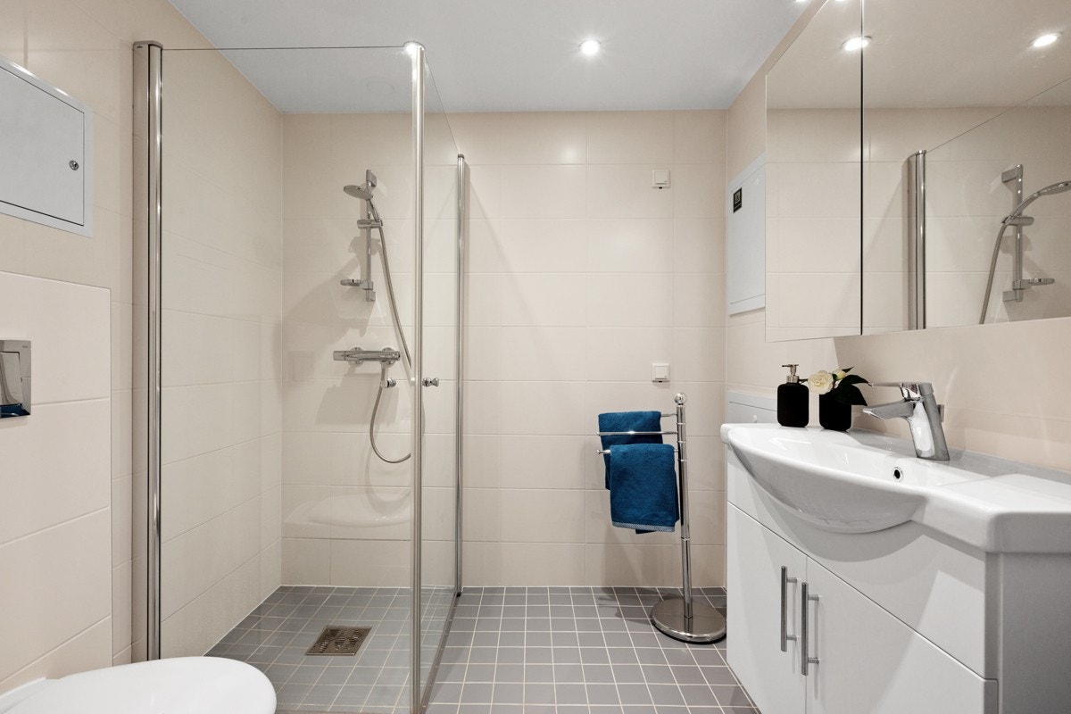 Pent flislagt bad med gulvvarme. Galleribilde