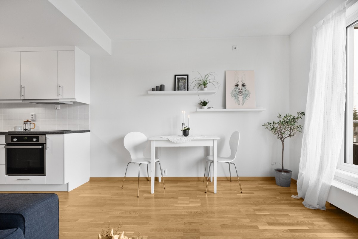 Plass til spisebord ved kjøkkeninnredning. Galleribilde