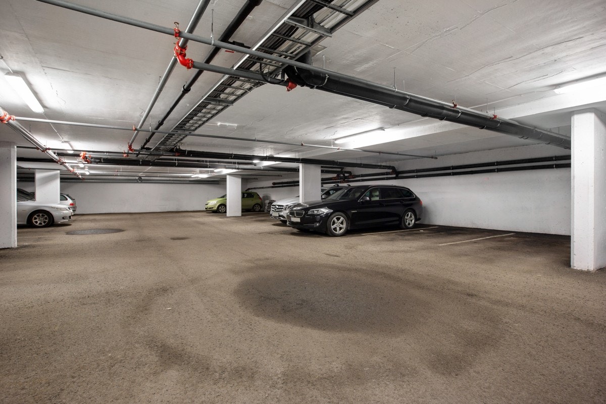 Det følger en garasjeplass i oppvarmet garasjekjeller. Galleribilde