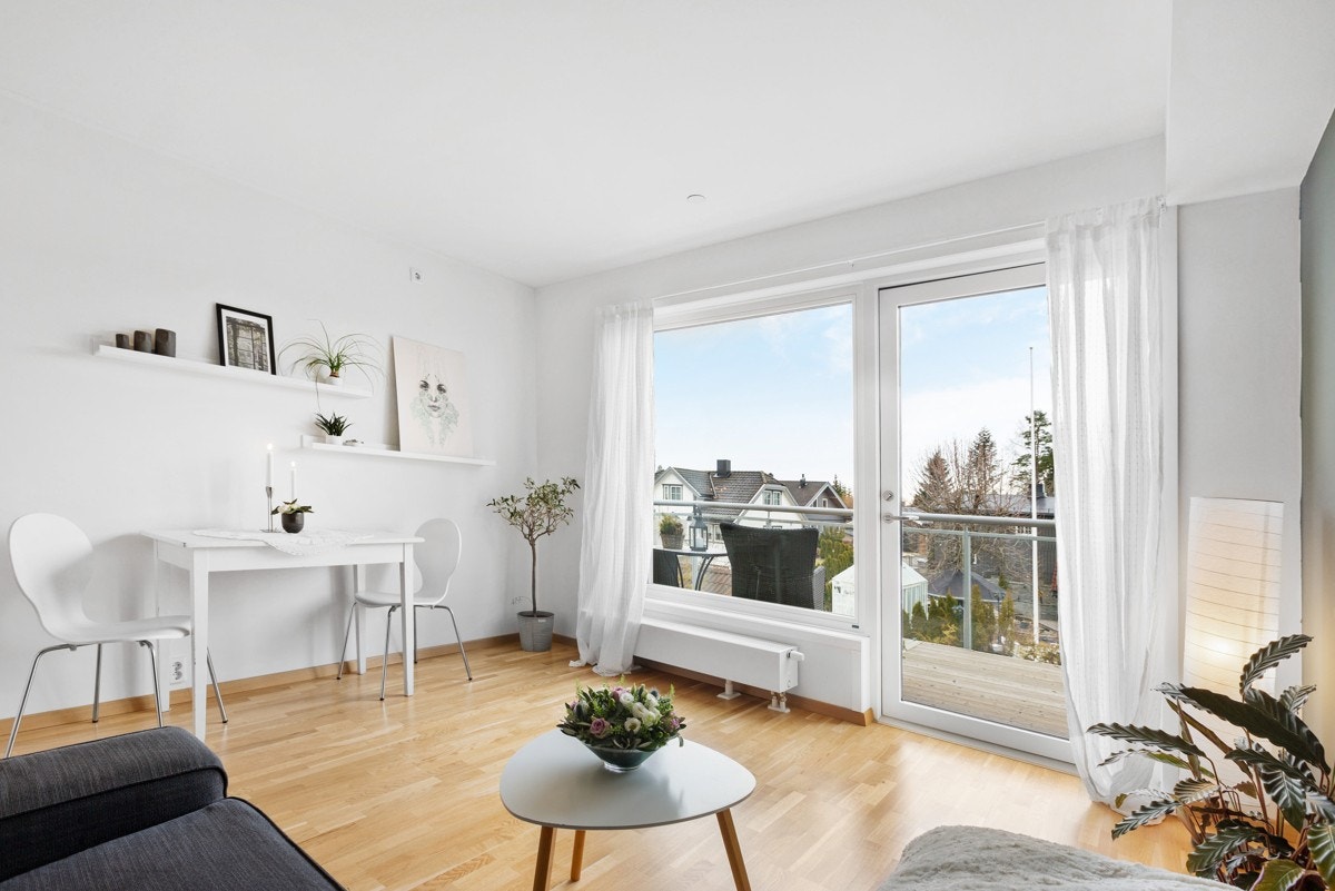 Store vindusflater som gir gode lysforhold i leiligheten. Galleribilde