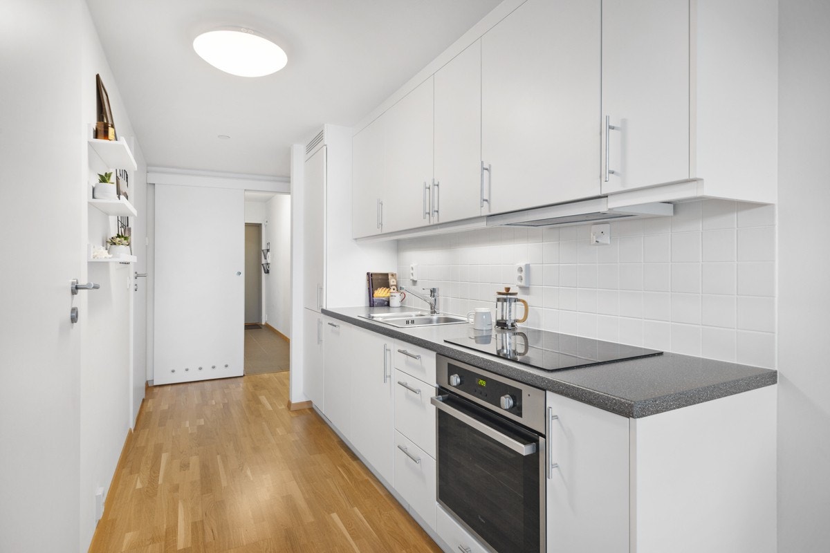 Kjøkken med god skap- og benkeplass. Galleribilde