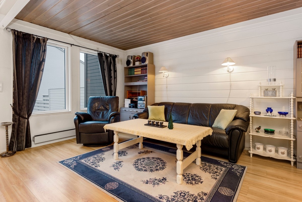 I stuen er det parkettlaminat på gulv og hvitmalte veggflater. Galleribilde