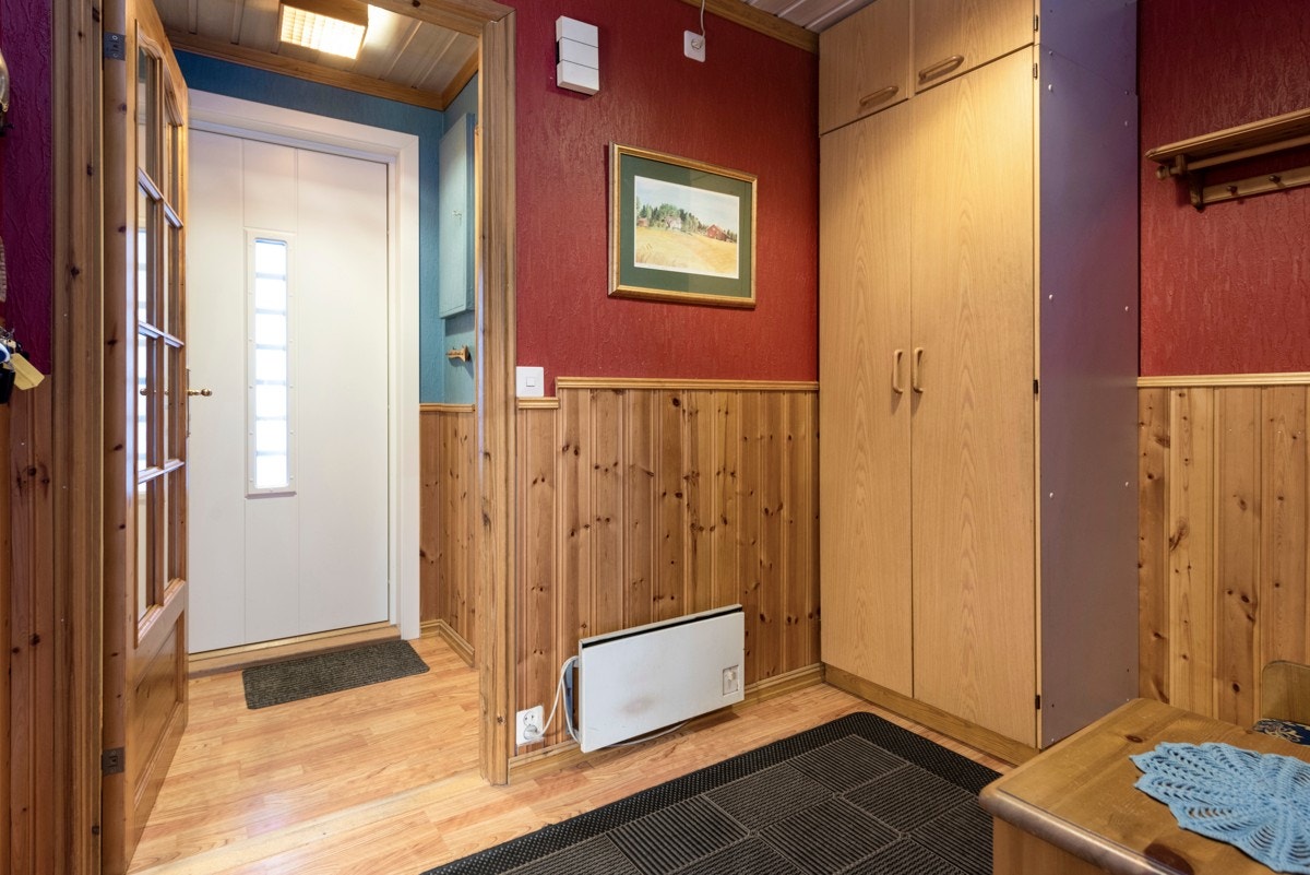 Boligen er oppgradert med ny inngangsdør i 2018. Galleribilde