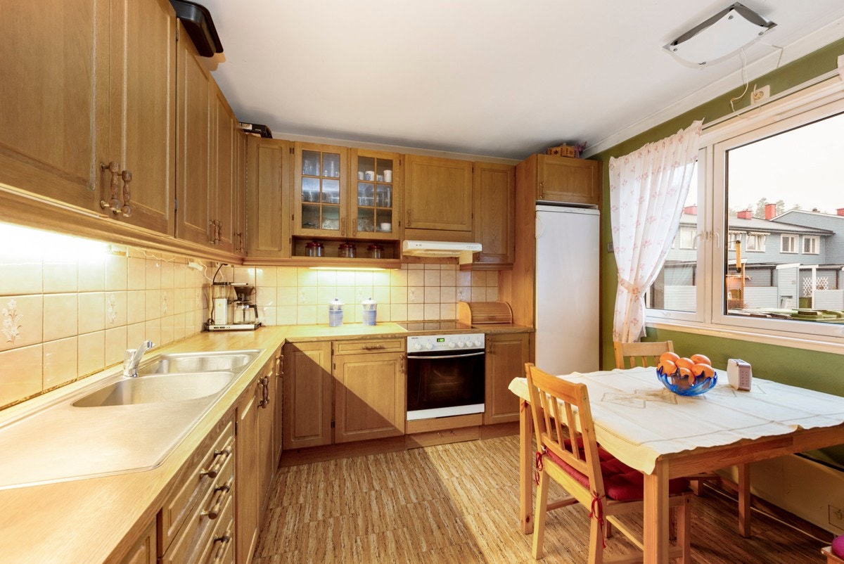 Rekkehuset har et romslig og bruksvennlig kjøkken. Galleribilde